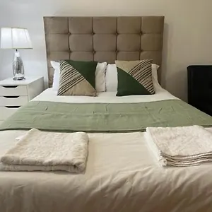 Apartment Ensuite With Kitchen Ext Large With Balcony In Zone 2, London